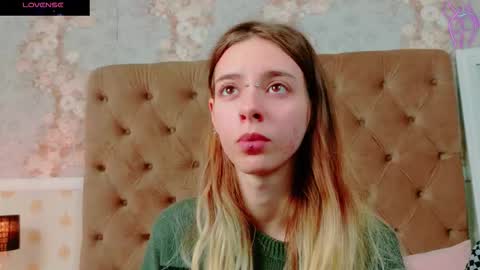 Snapshot of mira_lynxx chatting on 10/29/25, 05:10 mira_lynxx online show from 10/29/25, 05:10