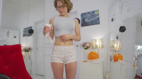 mira_marni online show from 10/31/25, 11:11