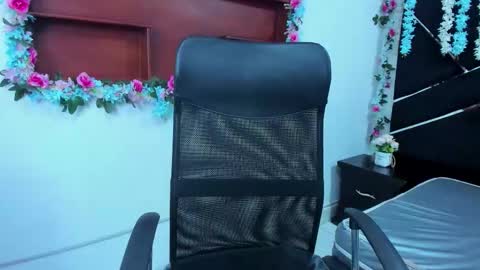 Snapshot of mirabella_miller chatting on 11/13/25, 12:15 mirabella_miller online show from 11/13/25, 12:15