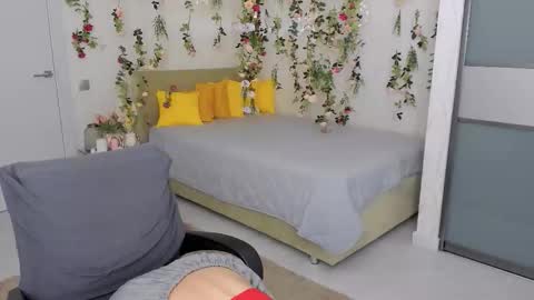 Emma online show from 11/27/25, 06:21