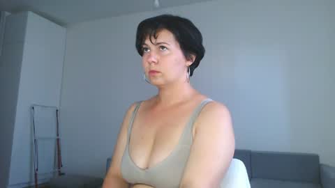 Snapshot of miradiaz chatting on 07/16/26, 10:32 Meera online show from 07/16/26, 10:32