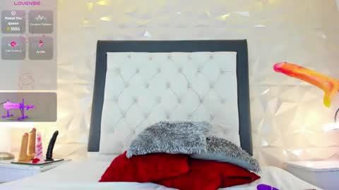 Snapshot of mirandafoxx chatting on 03/05/25, 11:05 Mirandas room online show from 03/05/25, 11:05