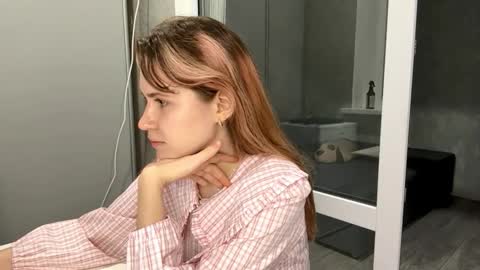 Snapshot of mishahartwigsen chatting on 09/12/25, 07:36 Molly online show from 09/12/25, 07:36