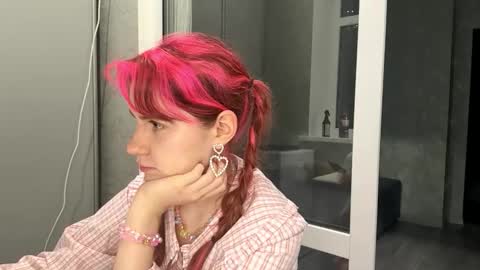 Snapshot of mishahartwigsen chatting on 09/14/25, 05:56 Molly online show from 09/14/25, 05:56