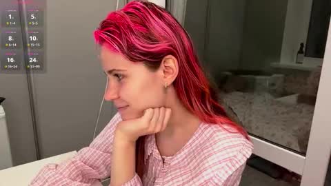 Snapshot of mishahartwigsen chatting on 10/10/25, 05:34 Molly online show from 10/10/25, 05:34