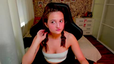 Snapshot of mishel_a_mur chatting on 05/25/26, 12:38 mishel_a_mur online show from 05/25/26, 12:38