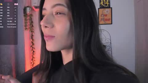 Snapshot of mishelkrave_ chatting on 10/06/25, 01:36 KRAVE online show from 10/06/25, 01:36