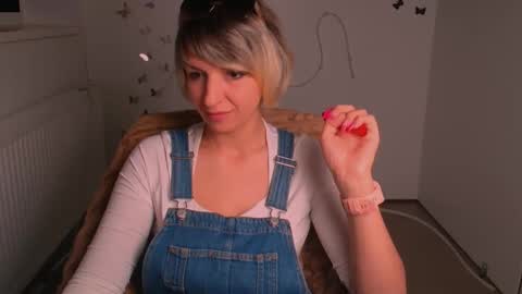Snapshot of mishelle_blondie chatting on 05/04/26, 06:37 Mishelle online show from 05/04/26, 06:37