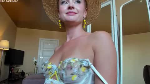 Snapshot of miss4motivated chatting on 10/28/25, 05:55 Kris online show from 10/28/25, 05:55