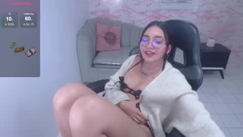 Snapshot of miss_andrea_t chatting on 12/12/24, 02:00 andrea online show from 12/12/24, 02:00