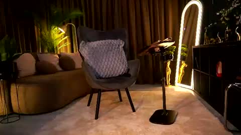 Snapshot of miss_ema_divine chatting on 07/11/26, 04:10 Miss Ema Devine online show from 07/11/26, 04:10