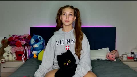 Snapshot of miss_emily_miller chatting on 11/06/25, 05:36 Emily online show from 11/06/25, 05:36