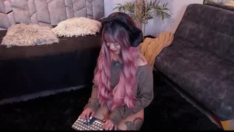 Snapshot of miss_koko_ chatting on 10/27/25, 11:52 Miss koko online show from 10/27/25, 11:52