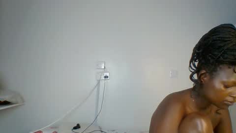 miss_lolah7 online show from 05/05/26, 12:46