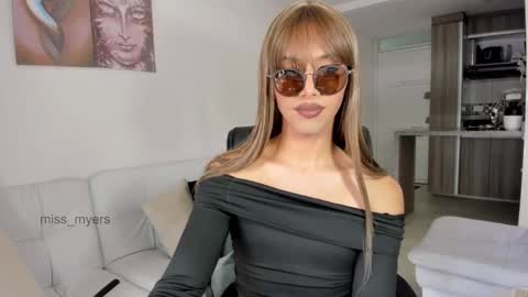 Snapshot of miss_myers chatting on 10/24/25, 07:32 Goddess Myers  thumb up is important for me kisses  online show from 10/24/25, 07:32
