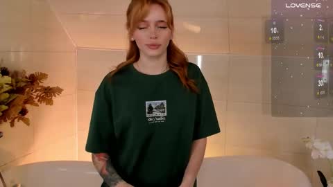 Snapshot of miss_redfox chatting on 09/19/25, 04:14 Margo online show from 09/19/25, 04:14