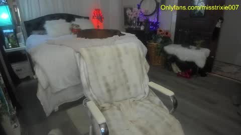 Trixie007 online show from 10/31/25, 08:43