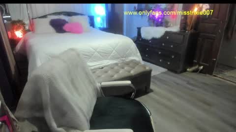 Snapshot of miss_trixie chatting on 06/13/26, 04:05 Trixie007 online show from 06/13/26, 04:05