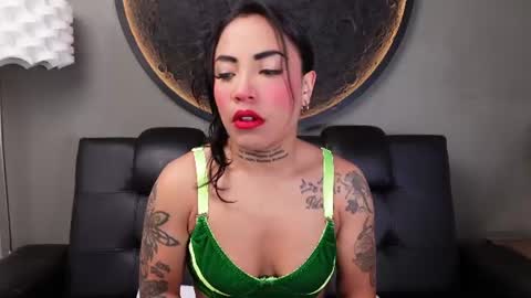 Snapshot of miss_vaiolette chatting on 06/22/26, 11:07 Vaiolette online show from 06/22/26, 11:07