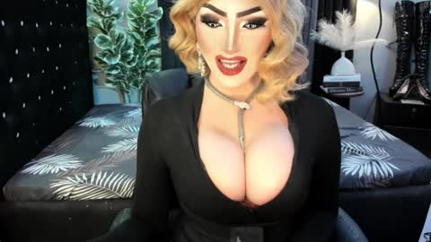 Snapshot of misschannel4sub chatting on 10/19/25, 08:42 PRIESTESS CHANNEL online show from 10/19/25, 08:42