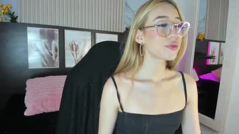 misscheelsee_as online show from 10/01/25, 08:15