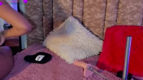 Snapshot of missdionne__curly chatting on 12/19/25, 12:01 DIONNE online show from 12/19/25, 12:01