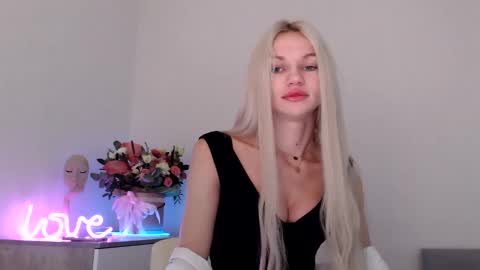 Snapshot of missemma1111 chatting on 12/04/24, 05:38 EMMA online show from 12/04/24, 05:38