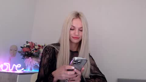 Snapshot of missemma1111 chatting on 12/04/24, 08:51 EMMA online show from 12/04/24, 08:51