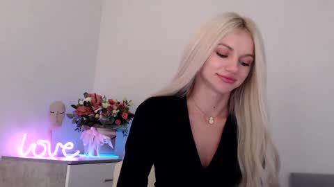 Snapshot of missemma1111 chatting on 12/05/24, 09:17 EMMA online show from 12/05/24, 09:17