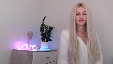 Snapshot of missemma1111 chatting on 12/06/24, 09:02 EMMA online show from 12/06/24, 09:02