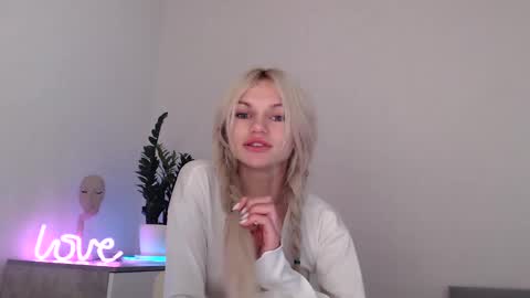 Snapshot of missemma1111 chatting on 12/09/24, 12:45 EMMA online show from 12/09/24, 12:45