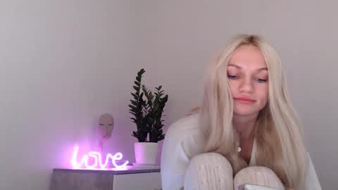 Snapshot of missemma1111 chatting on 12/15/24, 09:31 EMMA online show from 12/15/24, 09:31