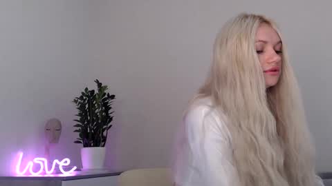 Snapshot of missemma1111 chatting on 12/16/24, 05:38 EMMA online show from 12/16/24, 05:38