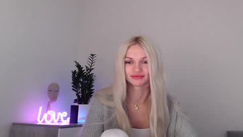 Snapshot of missemma1111 chatting on 12/18/24, 10:13 EMMA online show from 12/18/24, 10:13