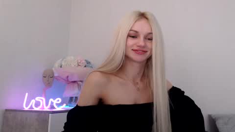 Snapshot of missemma1111 chatting on 01/08/25, 09:44 EMMA online show from 01/08/25, 09:44