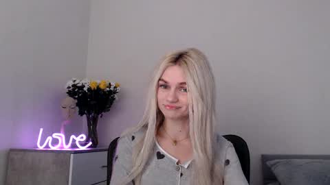 Snapshot of missemma1111 chatting on 02/24/25, 08:47 EMMA online show from 02/24/25, 08:47