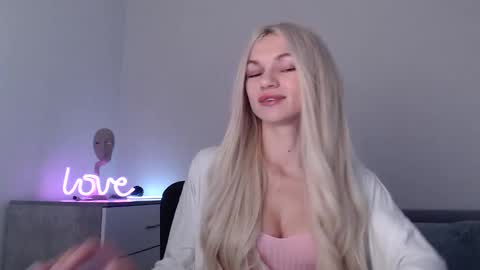 Snapshot of missemma1111 chatting on 12/19/25, 07:21 EMMA online show from 12/19/25, 07:21