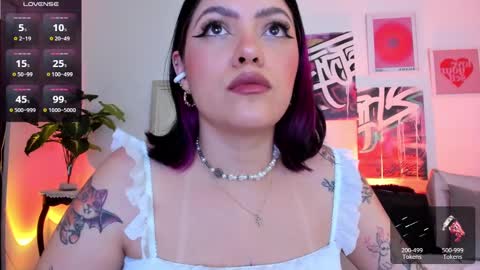 Snapshot of misshuntt3rs chatting on 01/19/25, 02:57 Annie online show from 01/19/25, 02:57