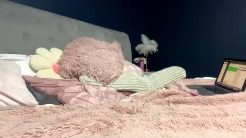 Snapshot of missmila27 chatting on 02/16/25, 08:22 Mila x online show from 02/16/25, 08:22