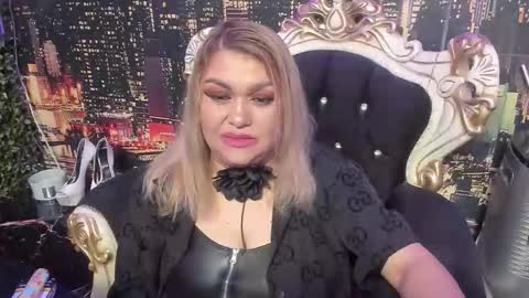 Snapshot of missqueent chatting on 11/02/25, 11:29 QueenT online show from 11/02/25, 11:29