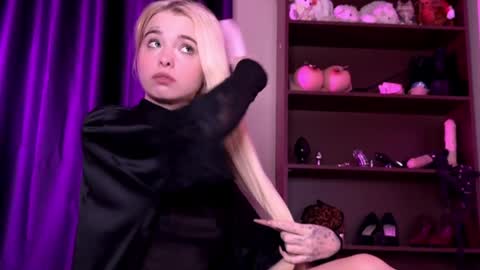 Snapshot of missslola chatting on 01/06/25, 01:52 Misss Lola Angel online show from 01/06/25, 01:52