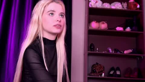 Snapshot of missslola chatting on 01/06/25, 05:16 Misss Lola Angel online show from 01/06/25, 05:16