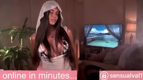 Snapshot of missvalery_1 chatting on 10/14/25, 12:11 OF online show from 10/14/25, 12:11