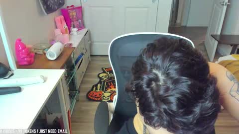 Snapshot of missvanessajune chatting on 10/17/25, 02:37 V Nessa online show from 10/17/25, 02:37
