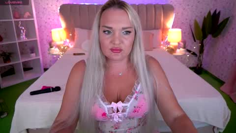 Snapshot of missyymartinezz chatting on 09/17/25, 02:19  Amely  online show from 09/17/25, 02:19