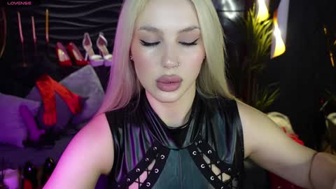 Snapshot of mistress_darsy chatting on 12/26/24, 01:54 Darsy online show from 12/26/24, 01:54
