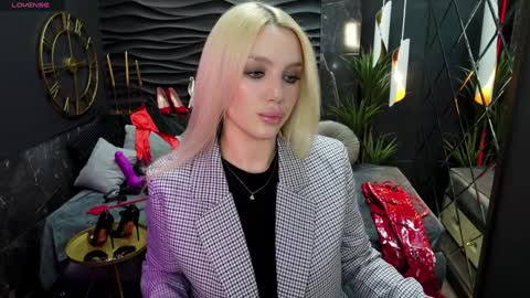 Snapshot of mistress_darsy chatting on 02/07/25, 01:43 Darsy online show from 02/07/25, 01:43