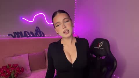 Snapshot of mistress_of_hearts chatting on 11/06/25, 08:43 Mia online show from 11/06/25, 08:43