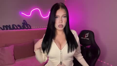 Snapshot of mistress_of_hearts chatting on 11/13/25, 10:25 Mia online show from 11/13/25, 10:25