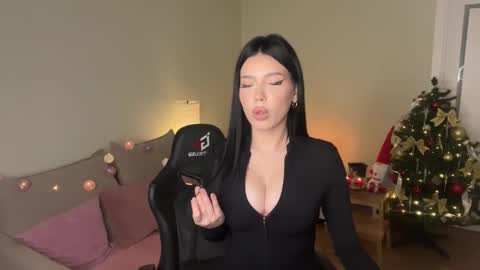 Snapshot of mistress_of_hearts chatting on 12/19/25, 10:06 Mia online show from 12/19/25, 10:06